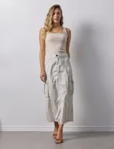 Falda larga color beige, de corte recto, con bolsillos cargo laterales y traseros.