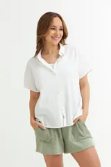 Camisa gris sin mangas de lino con cuello clásico y cierre frontal con botones.