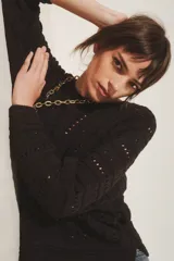 Sweater tejido de algodón color negro, con diseño de ochos y puntos calados, escote redondo y manga larga.