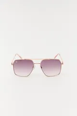 Lentes de sol con montura metálica color dorado rosado y lentes degradadas de morado a transparente.