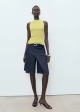 Top sin mangas de tejido de punto acanalado, color verde lima, con cuello caja y tirantes anchos.