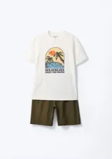 Camiseta blanca con estampado de palmeras, sol y olas.