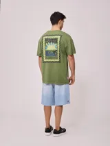 Remera gris de hombre con estampado en la espalda con un diseño de estilo surf. Corte oversized y confeccionada en algodón.