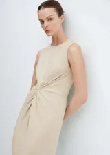 Vestido midi color beige, sin mangas, con cuello redondo y detalle de nudo en la cintura.