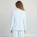 Blazer celeste de corte clásico con solapas de muesca, cierre con un botón y bolsillos delanteros con solapa.