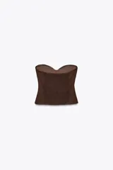 Top bustier marrón de lino con escote recto, hombros descubiertos, detalle de frunces, falsos botones delanteros y nido de abeja elástico en la espalda.