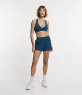 Short deportivo azul con cintura elástica y cordón ajustable.