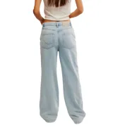 Jean de calce relajado y pierna ancha, confeccionado en denim clásico de algodón y lyocell con lavado parejo. Cuenta con tiro medio, bolsillos delanteros y traseros, cierre con botón y cremallera, y presillas para cinturón.