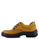 Zapato de seguridad Worker color amarillo con suela negra. Cuenta con puntera reforzada y cordones negros.