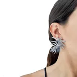 Caravanas de acero con diseño orgánico en forma de hojas, hipoalergénicas y de 6 cm de largo.