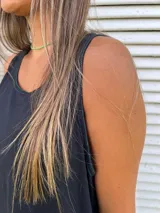 Vestido playero blanco de algodón con pespuntes azules, corte recto y sin mangas.