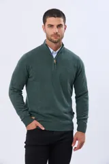 Buzo tejido de algodón color azul marino, con cuello alto y cierre frontal parcial con detalle de cuero en el tirador.