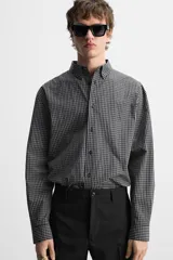 Camisa relaxed fit confeccionada en tejido de algodón con origen italiano. Cuello solapa y manga larga acaba en puño con botón. Bajo con aberturas laterales. Cierre frontal de botonadura. Colección especial Origins.
