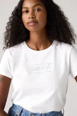 Remera blanca de algodón con logo de Levi's estampado en el pecho.