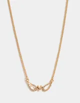 Cadena plateada con dije de corazón con alas con strass.