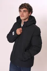 Campera puffer gris con capucha, cierre frontal con cremallera y bolsillos laterales con cierre.