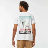 Camiseta blanca de manga corta con estampado en la espalda de una playa con palmeras y la frase "Sunset Hours".