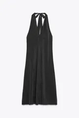 Vestido midi negro de tejido fluido, con cuello halter que se ata al cuello, escote en V y espalda descubierta.