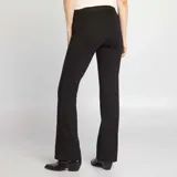 Pantalón negro de corte bootcut, con cintura alta elástica para embarazo.