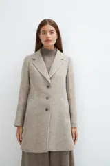 Tapado corto entallado color marrón claro con textura de espiga, cuello solapa y manga larga. Cierre frontal con botones.