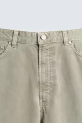 Pantalón de jean blanco, corte holgado y amplio en toda la pierna, tiro medio, tejido ligero, cinco bolsillos, efecto lavado y cierre frontal con cremallera y botón.