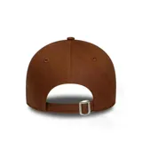 Gorra marrón de New Era, modelo League Essential 9Forty, con logo de los New York Yankees bordado en blanco en el frente y logo de New Era bordado en el lateral.