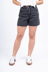 Short de jean color gris oscuro, de tiro alto y corte holgado.