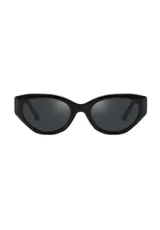 Lentes de sol negros con forma cat-eye, fabricados con materiales reciclados.