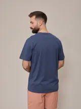 Remera azul marino de algodón con cuello redondo y logo bordado en el pecho.