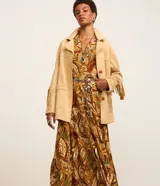 Vestido midi de viscosa con estampado de follaje en tonos marrones y verdes. Tiene cuello en V, cierre frontal con botones, mangas largas con elástico en los puños y corte evasé.