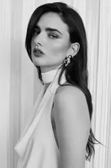 Top amarillo de microtul, con cuello halter y corte fluido en el pecho.