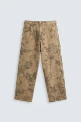 Pantalón de jean color beige con estampado abstracto, corte amplio, tiro alto y cinco bolsillos.