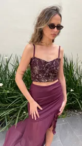 Top color uva con escote corazón, fruncido y espalda con tiras regulables. Confeccionado en tul bordado con base elastizada.