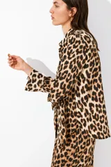Camisa de manga larga con estampado de leopardo en tonos beige y marrón.