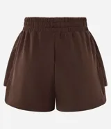 Bermuda deportiva femenina color marrón chocolate, modelo runner, con cintura elástica ajustable con lazo, bolsillos laterales y aberturas laterales.