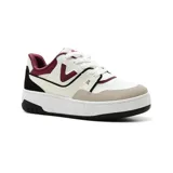 Championes deportivos Via Marte modelo Darcy, color blanco con detalles en bordó, beige y negro.