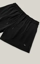 Short de baño negro de microfibra con malla interna y cordón ajustable.