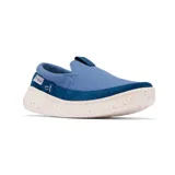 Zapato tipo slip-on para hombre de estilo náutico, marca Columbia modelo Boatside PFG. Presenta un diseño en color azul confeccionado en lona y gamuza, con una suela blanca moteada que incorpora tecnología Omni-GRIP™ LT para tracción y ligereza.