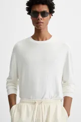 Jersey de punto azul marino de corte clásico, con cuello redondo y mangas largas.