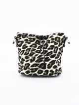 Bandolera tipo bucket con estampado animal print de leopardo en tonos beige y marrón. Tiene cierre con cordón ajustable y correa de hombro extraíble.