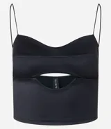 Top cropped negro con breteles finos, escote redondeado y recorte cutout abajo del busto.