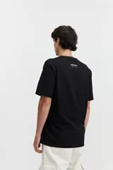 Remera color crema de manga corta con cuello redondo y estampado frontal con la palabra 'Resilience' en tipografía gótica.