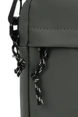 Morral de poliéster color verde militar, con un diseño compacto y amplio compartimento frontal.