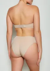 Conjunto de lencería negro, compuesto por un corpiño strapless con aro y una bombacha tipo colaless.