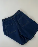 Short bermuda de jean azul oscuro, corte recto y tiro alto.