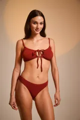 Bombacha de bikini tipo vedetina color bordó con textura arrugada.
