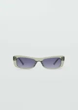 Gafas de sol rectangulares color verde translúcido, con lentes degradadas en tono púrpura.
