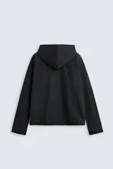 Sudadera con capucha negra, de corte oversize, confeccionada en tejido de algodón con interior en rizo. Cuenta con manga larga, bolsillos frontales tipo canguro, efecto lavado y acabados irregulares con vuelta.