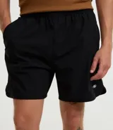 Bermuda masculina de tejido tecnológico color negro, con ruedo redondeado y cintura elástica con cordón interno. Presenta etiquetas aplicadas en la parte trasera y lateral.