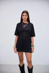 Remerón de encaje negro con cuello redondo y mangas cortas, de corte holgado.